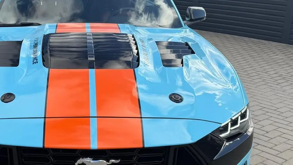 Detalle del capó GT500 con rejillas y franjas naranjas