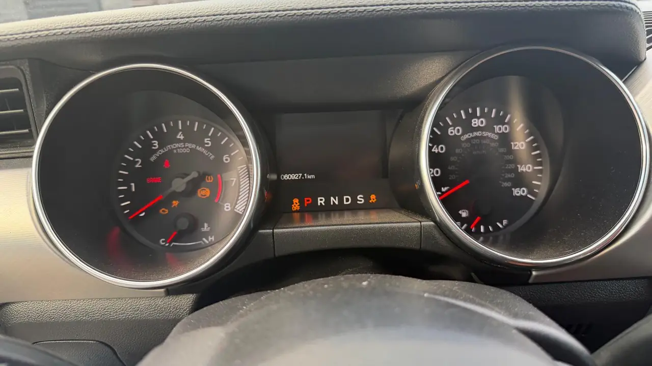 Cuadro de instrumentos del Mustang con el kilometraje