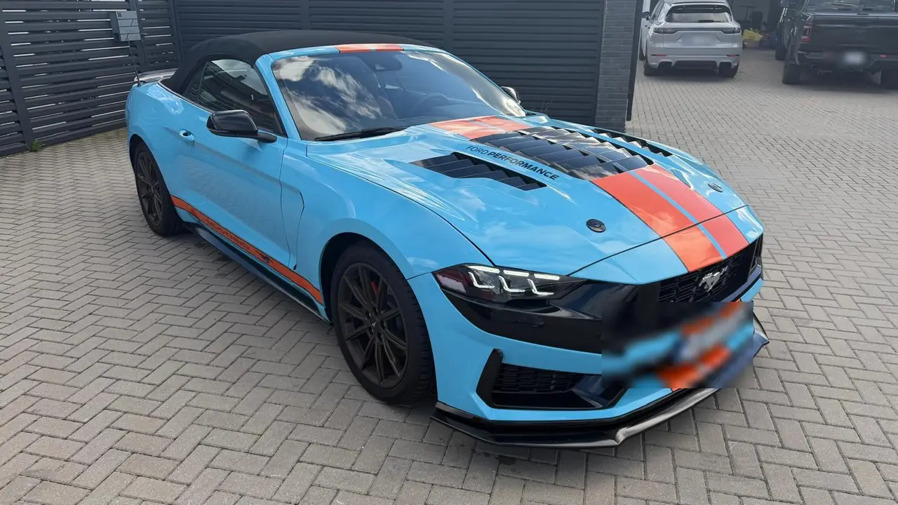 Ford Mustang EcoBoost Convertible 2021 azul con franjas naranjas, vista frontal tres cuartos