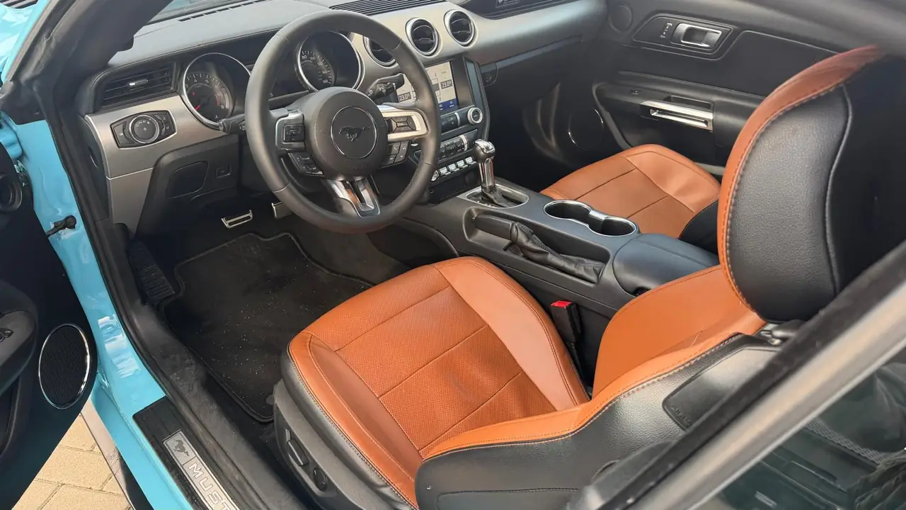Interior de cuero color camel del Mustang Convertible
