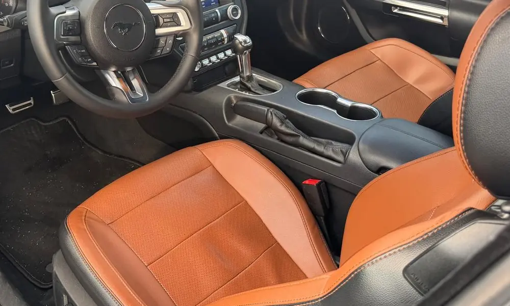 Detalle de los asientos de cuero camel y la consola