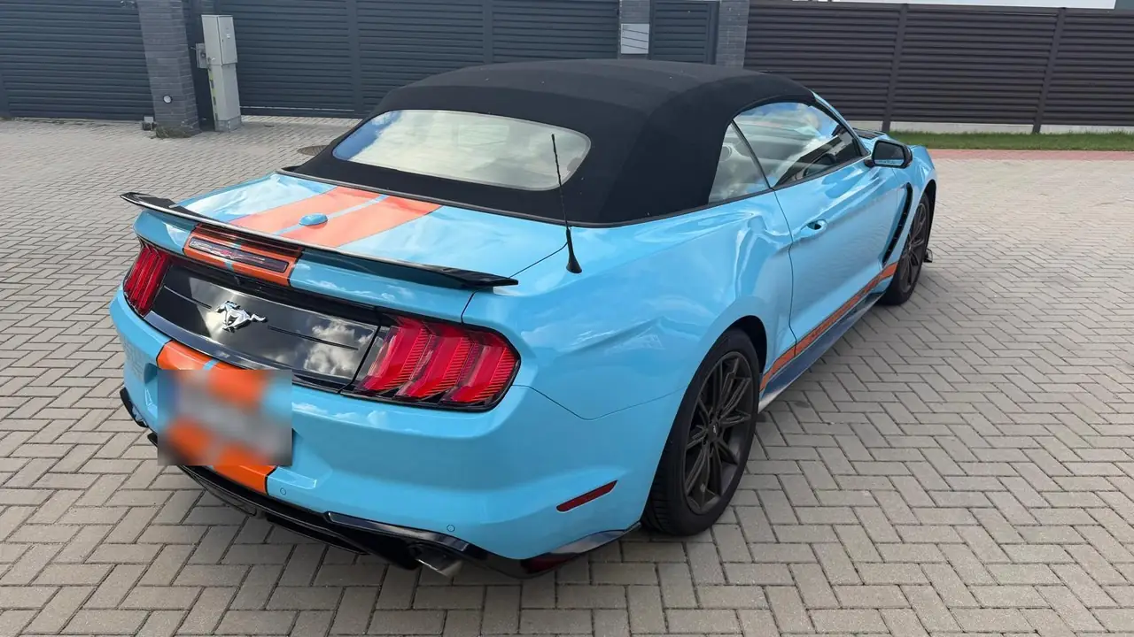 Trasera del Mustang Convertible con alerón bajo