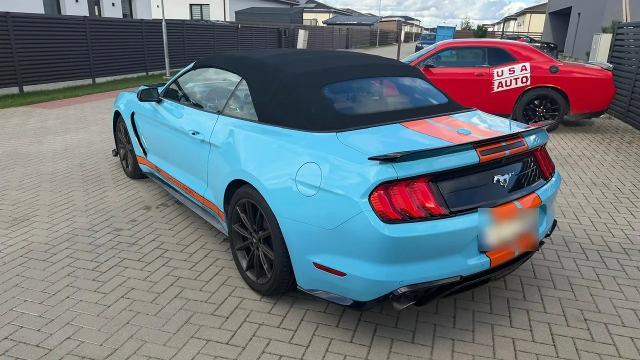 Vista trasera tres cuartos del Mustang Convertible